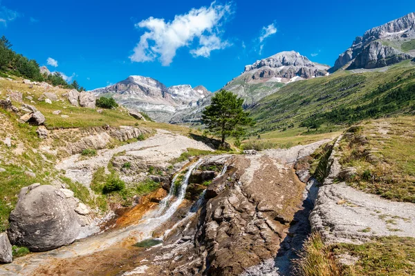Bela paisagem com cachoeira nos Pirinéus espanhóis — Fotografia de Stock