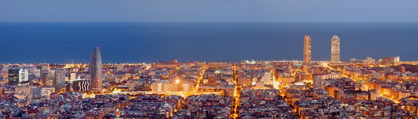 Panorama do horizonte de Barcelona na Hora Azul Fotos De Bancos De Imagens Sem Royalties