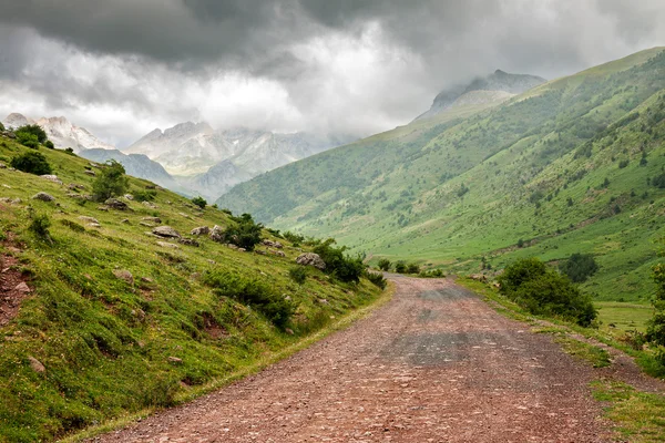 Cesta přes krásné krajiny v Pyrenejích — Stock fotografie