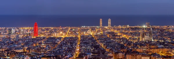 Πανόραμα της Βαρκελώνης στον ορίζοντα τη νύχτα Εικόνα Αρχείου