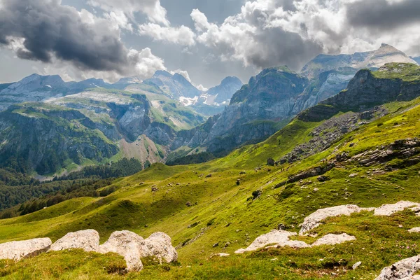 Dramatické mraky nad francouzských Pyrenejí — Stock fotografie