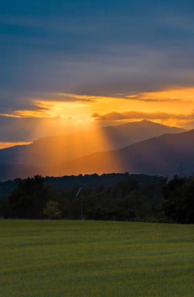 Sunrays Mountain Scene ved Sunset – stockfoto