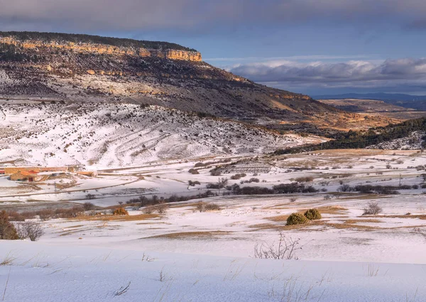 Schöne Verschneite Landschaft Die Von Sonnenlicht Durchflutet Ist — Stockfoto