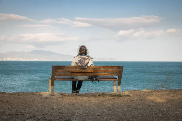 Mujer Sentada Banco Buscando Relajada Mar Costa Brava — Foto de Stock