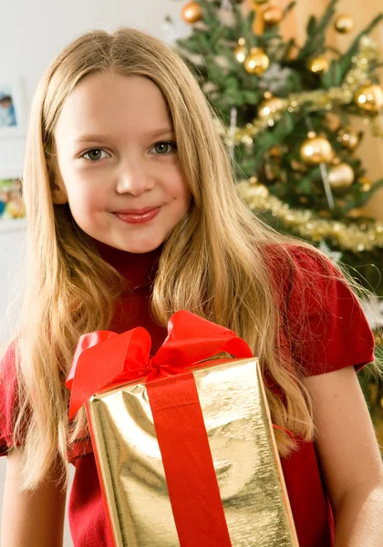 Menina loira jovem bonita - natal — Fotografia de Stock