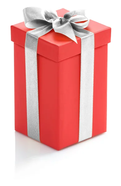 Jediné červené krabičky se stříbrnou stuhou na bílém pozadí. — Stock fotografie