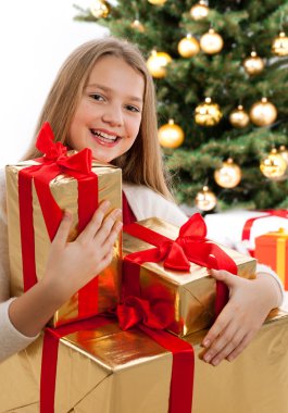 güzel genç sarışın kız hediye tutar