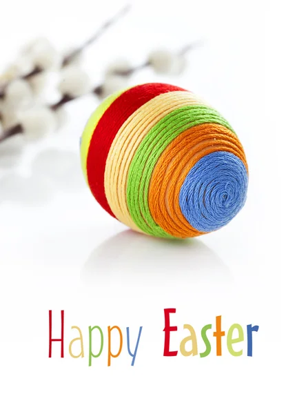 Huevo de Pascua colorido sobre fondo blanco — Foto de Stock