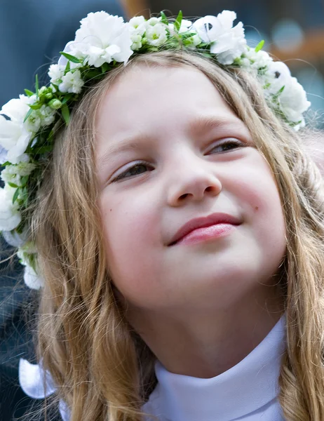 Lächelndes Mädchen zur Erstkommunion — Stockfoto