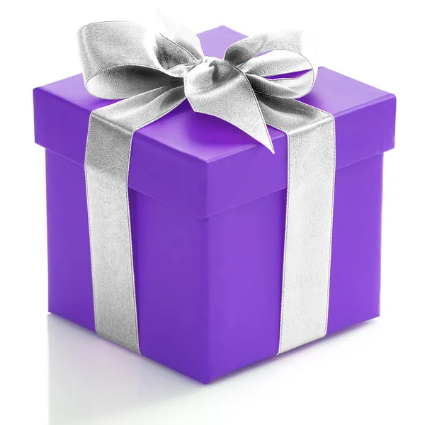 Фиолетовая подарочная коробка с серебряной лентой — стоковое фото
