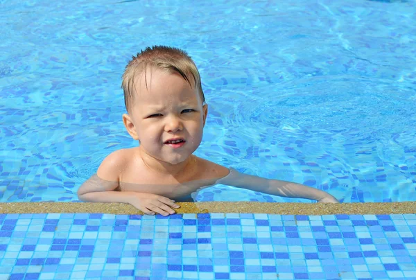 Baby im Pool — Stockfoto