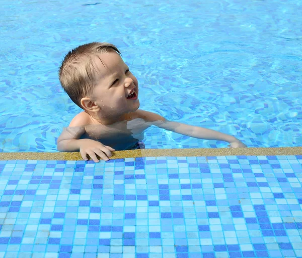 Bebê na piscina — Fotografia de Stock