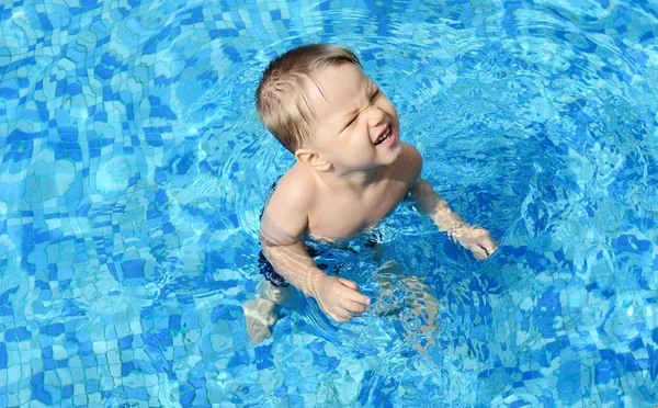 Niño en la piscina —  Fotos de Stock