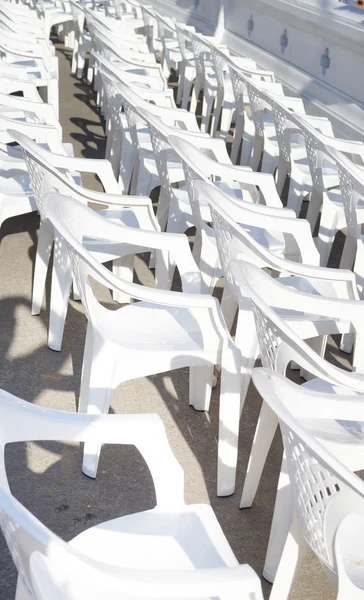 Пластиковые стулья — стоковое фото