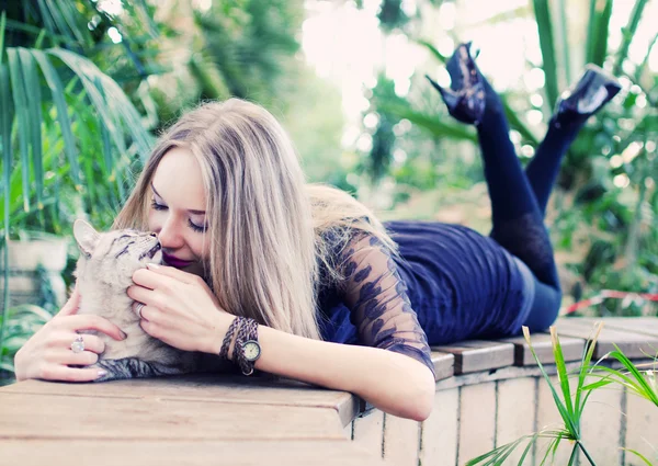 Frau mit Katze — Stockfoto