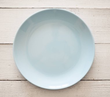 Ahşap bir zemindeki mavi plakanın üst görünümü