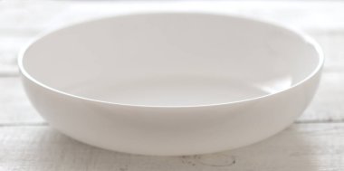 Tahta bir masada beyaz tabak.