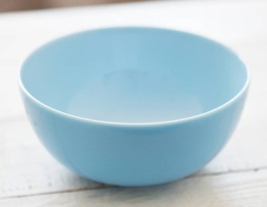 Yeni mavi kaseyi ahşap bir masada yakın plan çek.