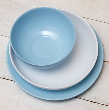 Tahta masadaki çeşitli tabakların üst görüntüsü