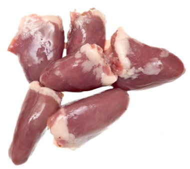 Beyaz arka planda izole edilmiş tavuk kalbi