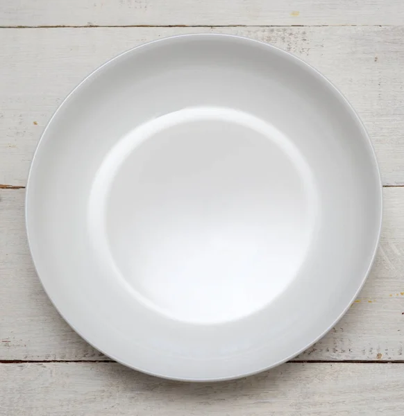 Tahta Masadaki Beyaz Boş Tabağın Üst Görüntüsü — Stok fotoğraf