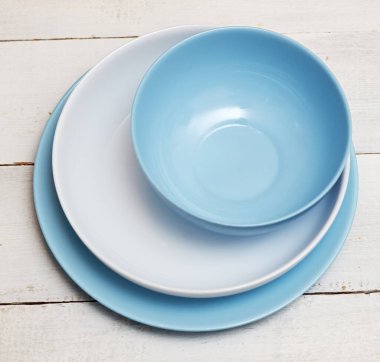 Tahta masadaki çeşitli tabakların üst görüntüsü