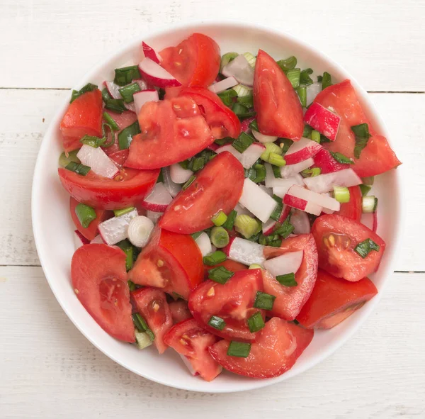 Draufsicht Auf Tomatensalat Mit Rettich Und Grünen Zwiebeln — Stockfoto
