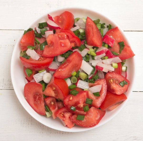 Ovanifrån Tomatsallad Med Rädisa Och Grön Lök — Stockfoto