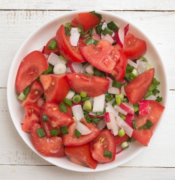 Ovanifrån Tomatsallad Med Rädisa Och Grön Lök Ett Bord — Stockfoto