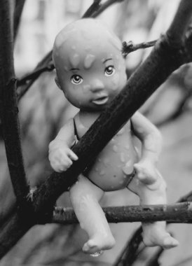 Terk edilmiş. Bebek yağmur altında yakın çekim. Siyah ve beyaz