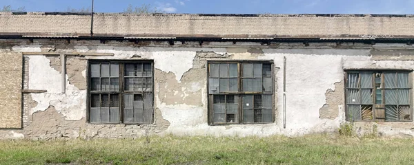 kırık camlar ile eski bina