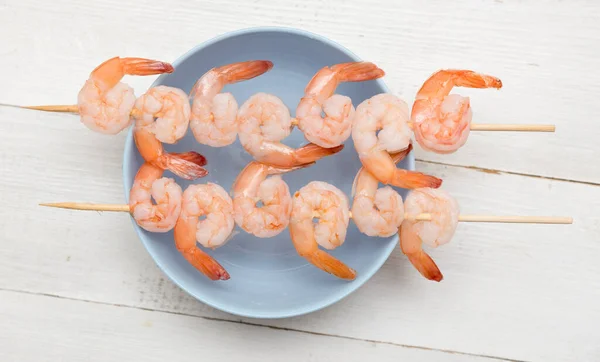 Shrimp Skewers Wooden Background — Stock Photo, Image