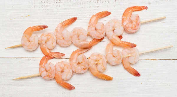 Bovenaanzicht Van Garnalenspiesjes Een Houten Tafel — Stockfoto