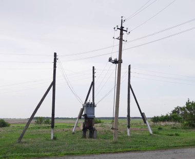 Gökyüzüne karşı elektrik trafo istasyonu