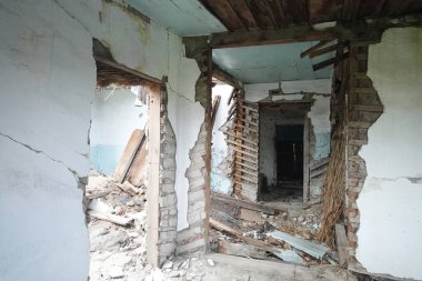 Terk edilmiş eski ev, iç görünüm.