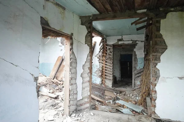 Terk edilmiş eski ev, iç görünüm.