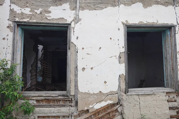 Casa Abandonada Con Ventanas Vacías —  Fotos de Stock