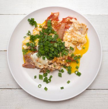 Yeşil soğanlı sahanda yumurta.