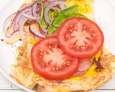 Domuz pastırmalı yumurta ve sebze.