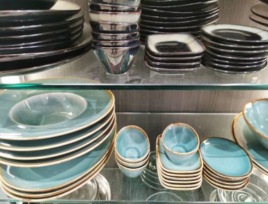 Bir dükkanda yığınla sofra takımı