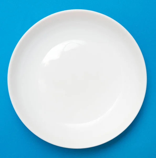 Weißer Teller Auf Blauem Hintergrund — Stockfoto