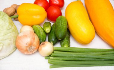Tahta bir masada taze sebzeler.