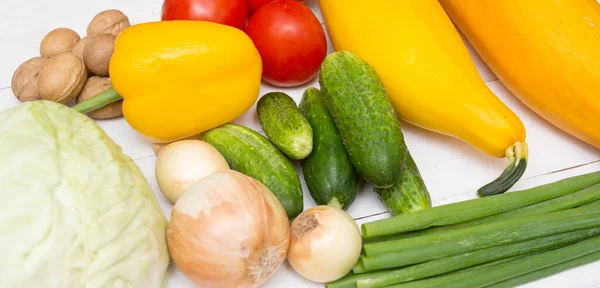 Färska Grönsaker Ett Träbord — Stockfoto