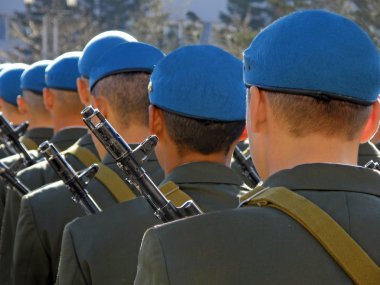 Paraşütçüler resmi geçit