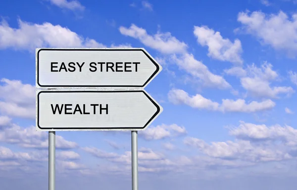 Verkeersbord aan easy street en rijkdom — Stockfoto