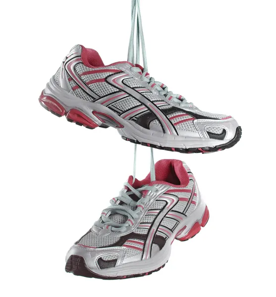 Beyaz arkaplanda izole edilmiş bir çift spor ayakkabı.