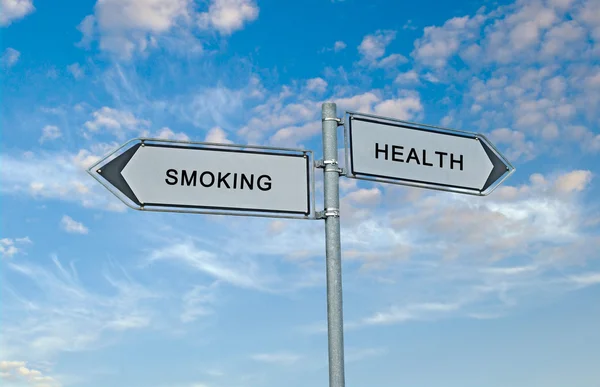 Señales de tráfico hacia el tabaco y la salud —  Fotos de Stock
