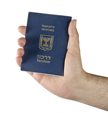İsrail pasaportu sahibinin elinde.