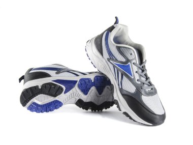 Beyaz arkaplanda izole edilmiş spor ayakkabılar