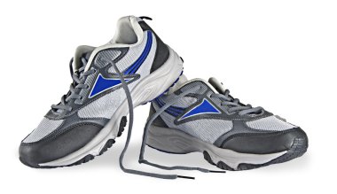 Beyaz arkaplanda izole edilmiş spor ayakkabılar